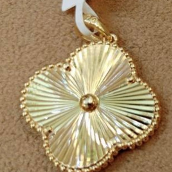 yellow gold 18 karat pendant.
5.22 grams of pure 18 k yellow gold. - Picture 5 of 11